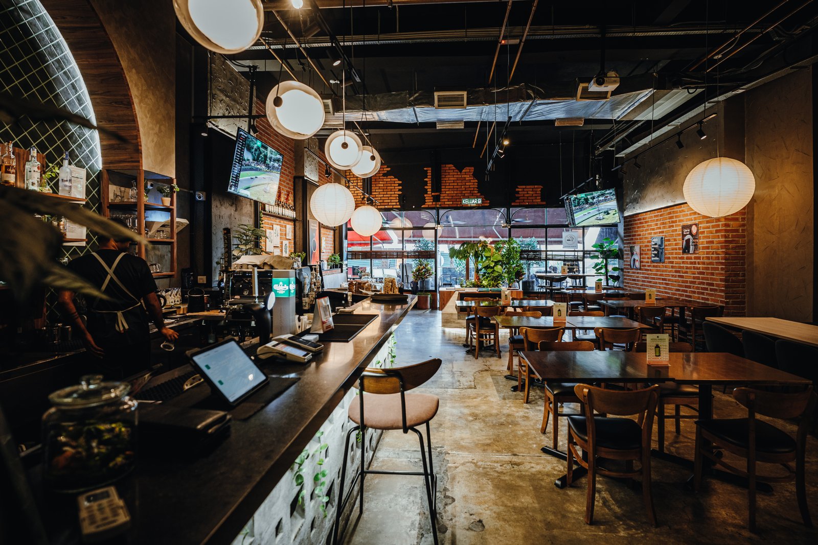 Muska KL bar and dining area